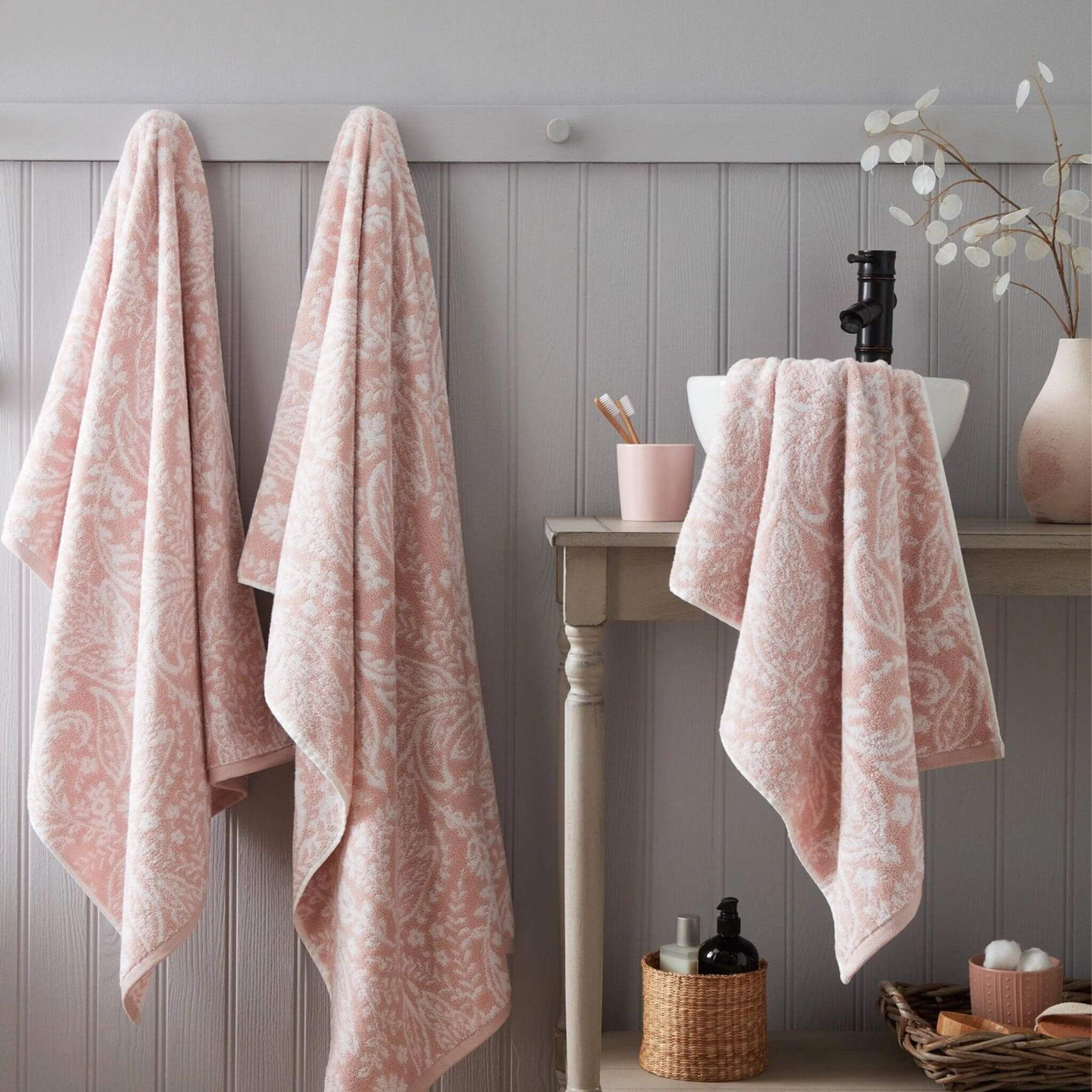 Linda bath towel By Olivia - Pink