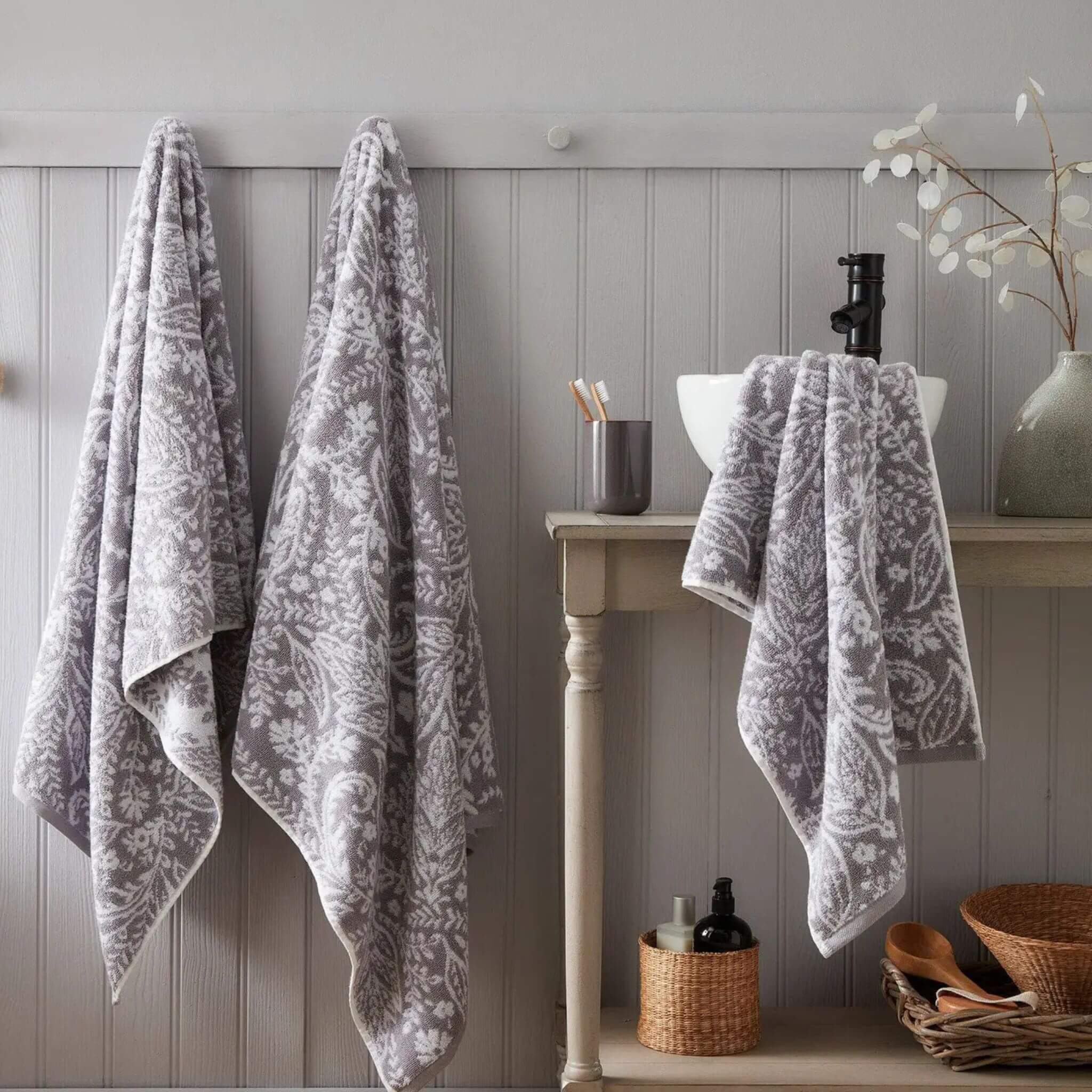 Linda bath towel By Olivia - Grey